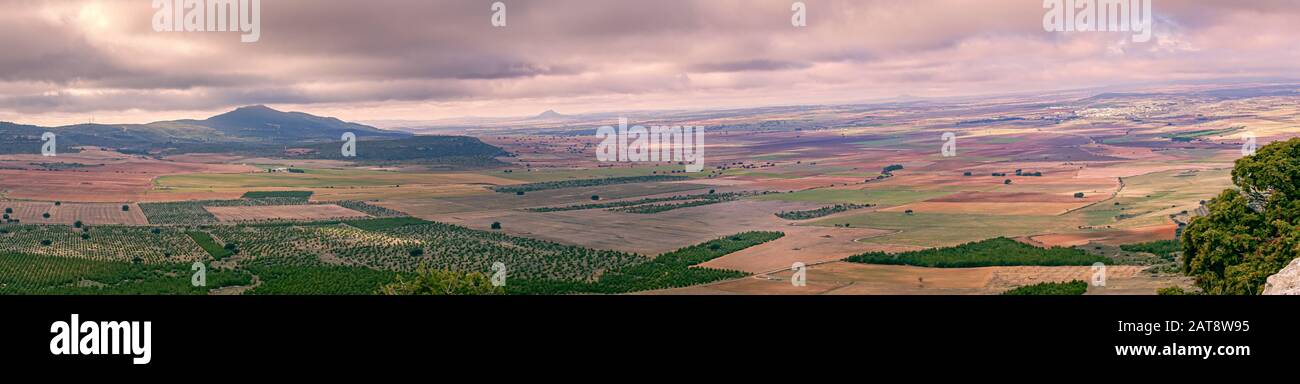 Panoramaaussicht auf die Sierra del Mugrón. Castellar de Meca, Ayora-Cofrentes Valley. Valencia. Spanien Stockfoto