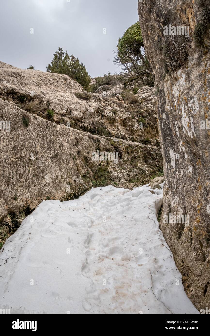 Schnee im Iberischen Dorf Castellar de Meca, El Valle de Ayora Stockfoto