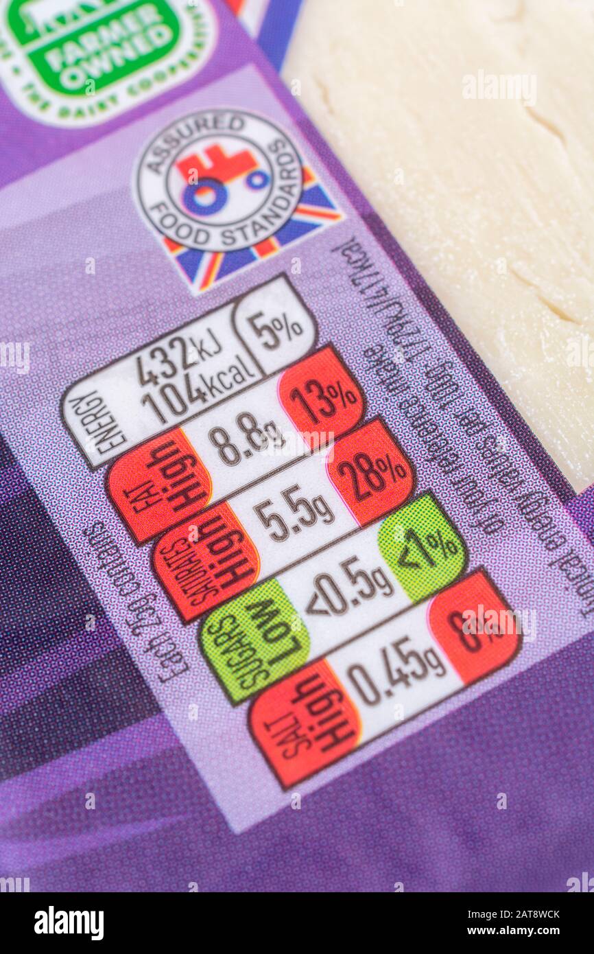 Asda Cheddar Cheese Food Packaging mit Diätediät-Informationsbox, Lebensmittelfettgehalt, Salzgehalt. Food Assured Standard-Traktorlogo. Stockfoto