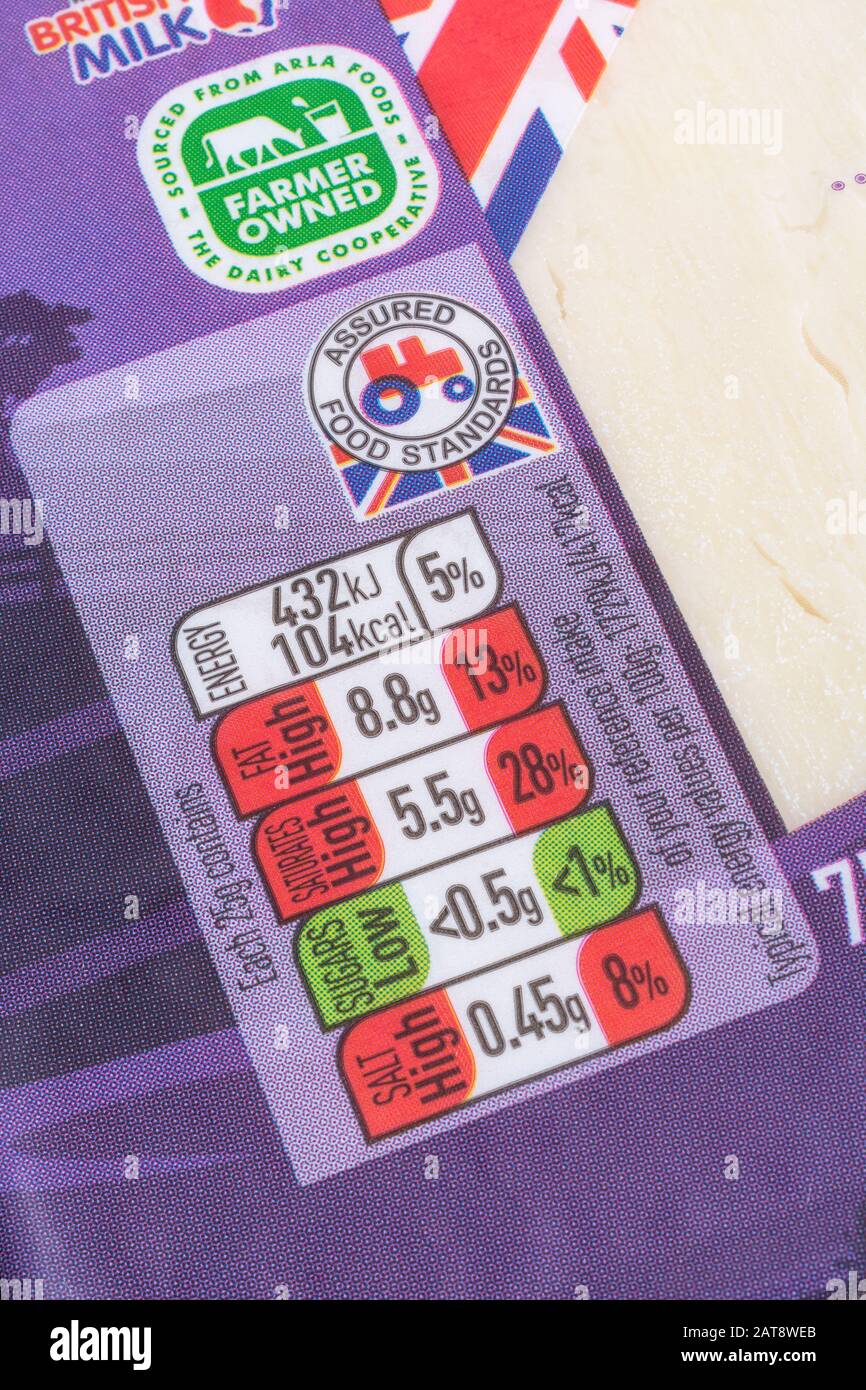 Asda Cheddar Cheese Food Packaging mit Diätediät-Informationsbox, Lebensmittelfettgehalt, Salzgehalt. Arla Cooperative Logo, FAS-Logo. Stockfoto