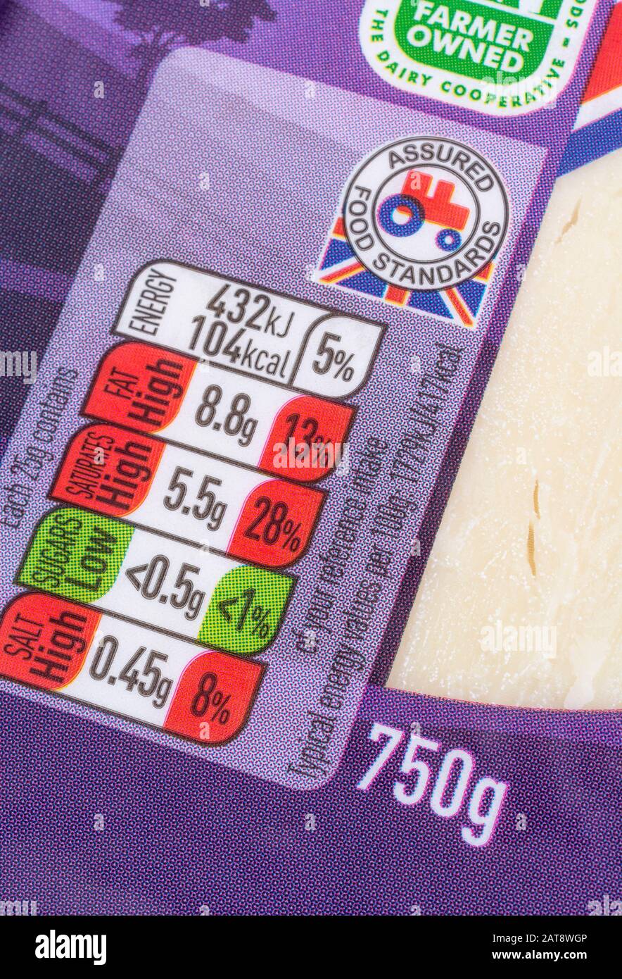 Asda Cheddar Cheese Food Packaging mit Diätediät-Informationsbox, Lebensmittelfettgehalt, Salzgehalt. Food Assured Standard-Traktorlogo. Stockfoto