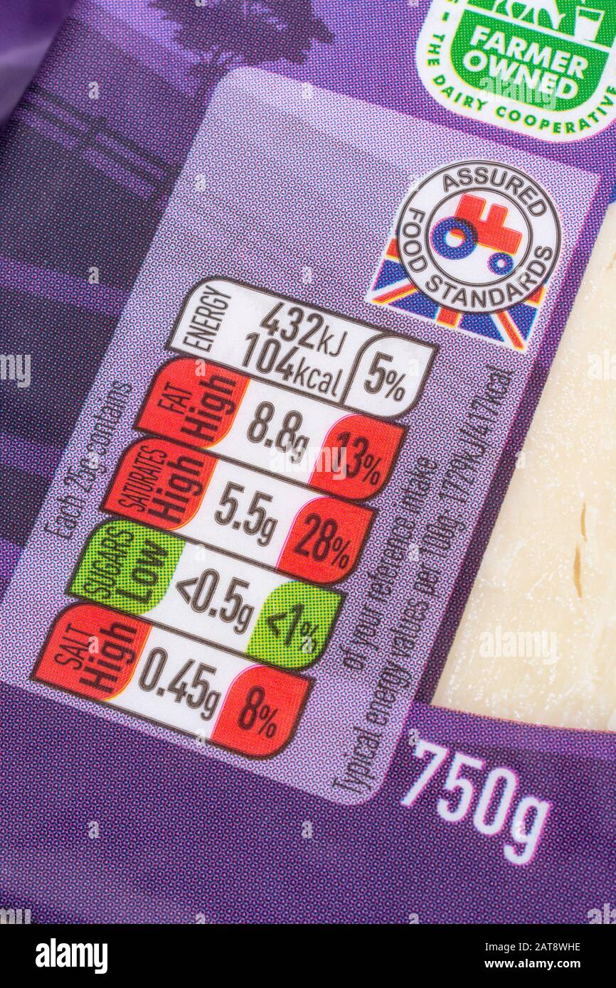 Asda Cheddar Cheese Food Packaging mit Diätediät-Informationsbox, Lebensmittelfettgehalt, Salzgehalt. Food Assured Standard-Traktorlogo. Stockfoto