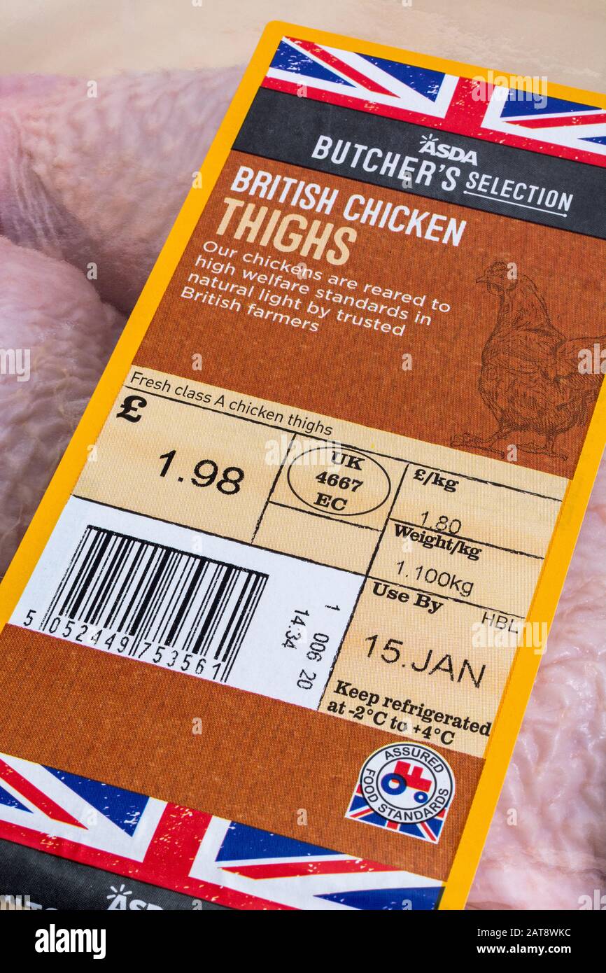 Kunststofffolie umhüllt ASDA Hühnerschenkel mit der Grafik von Union Jack. Britisches Agrar-Produktkonzept, Lebensmittel-Label-Nahaufnahme, Verwendung Nach Datumsaufkleber, Lebensmittelverpackung Stockfoto