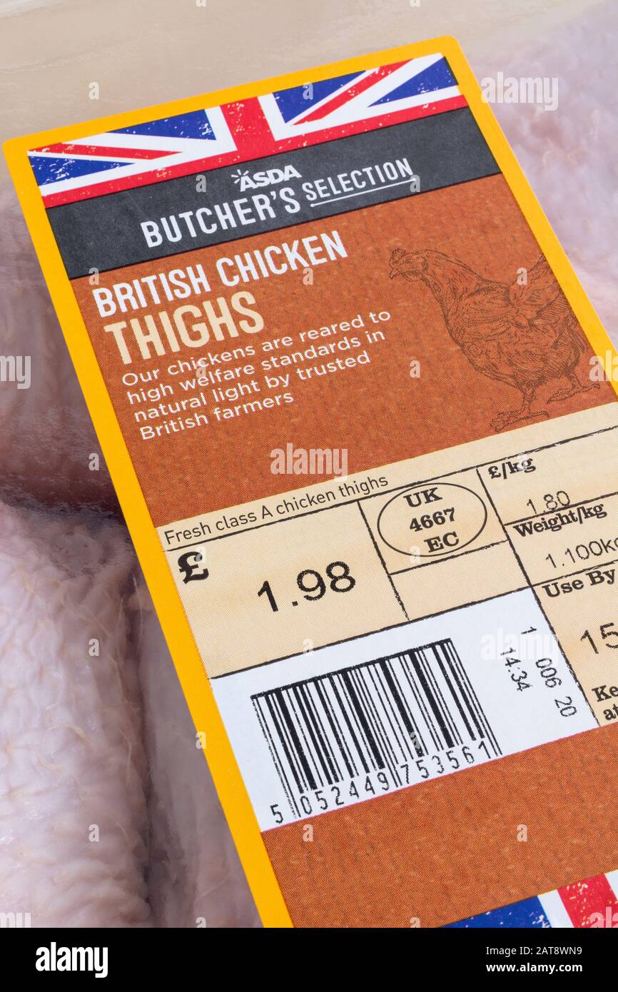 Kunststofffolie umhüllt ASDA Hühnerschenkel mit Union Jack Graphic - britisches Agrar-Produktkonzept, Food-Label-Nahaufnahme, Lebensmittelverpackungsmaterial. Stockfoto