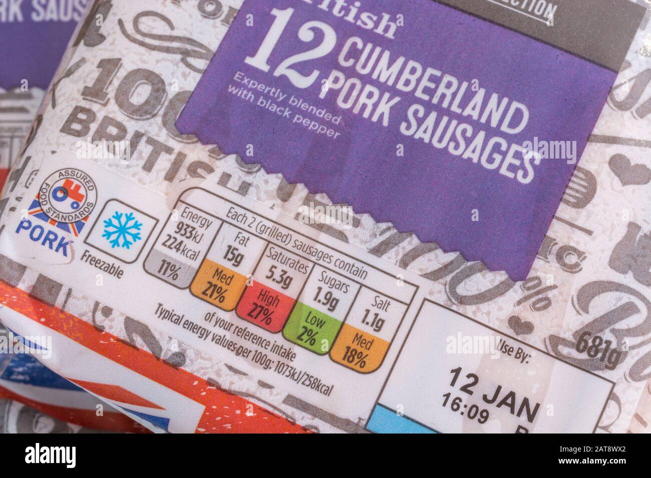 ASDA Schweinefleisch Cumberland Würstchen. Nährwertangaben Box, diätetische Informationen Etikett, hoher Fettgehalt, Salzgehalt, Lebensmittel-Etikett close up, UK Shop Fleisch Label Stockfoto
