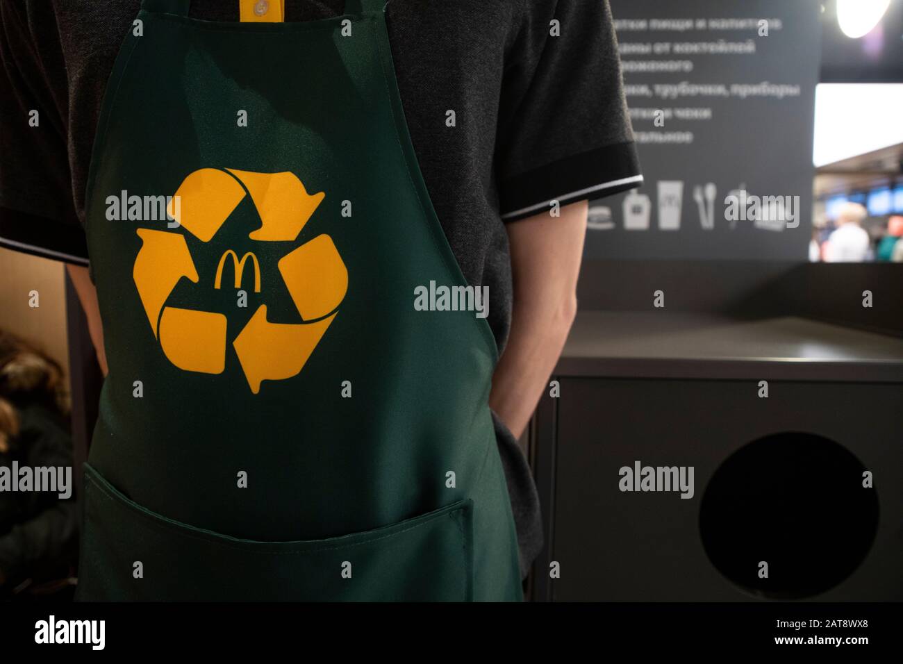 Müssen Mcdonalds Mitarbeiter Handschuhe Tragen Mcdonalds mitarbeiter -Fotos und -Bildmaterial in hoher Auflösung – Alamy