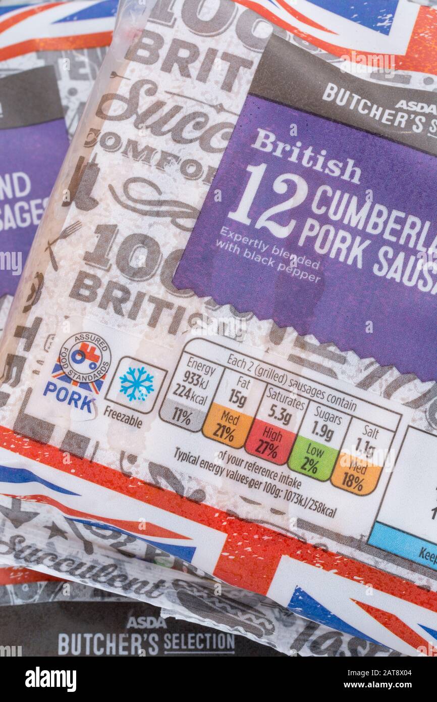 ASDA Schweinefleisch Cumberland Würstchen. Nährwertangaben Box, diätetische Informationen Etikett, hoher Fettgehalt, Salzgehalt, Lebensmittel-Etikett close up, UK Shop Fleisch Label Stockfoto