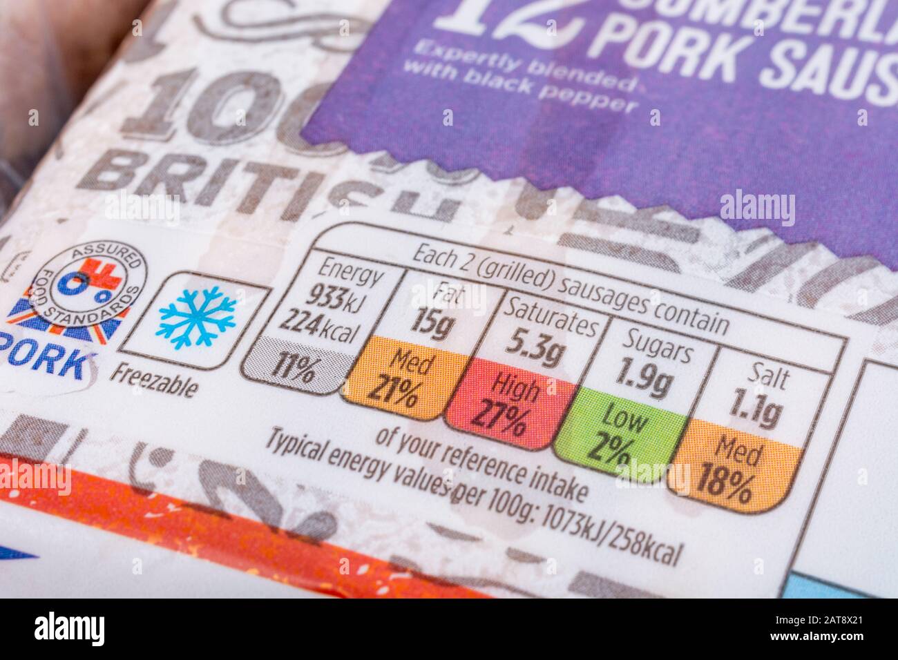 ASDA Schweinefleisch Cumberland Würstchen. Nährwertangaben Box, diätetische Informationen Etikett, hoher Fettgehalt, Salzgehalt, Lebensmittel-Etikett close up, UK Shop Fleisch Label Stockfoto