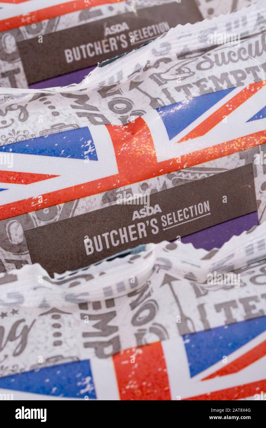 ASDA Schweinefleisch Cumberland Würstchen mit Union Jack auf der Verpackung, um britische Produkte anzuzeigen. Nahaufnahme von Lebensmitteletiketten, Verpackungsmaterialien für Lebensmittel, Wurstkriege. Stockfoto