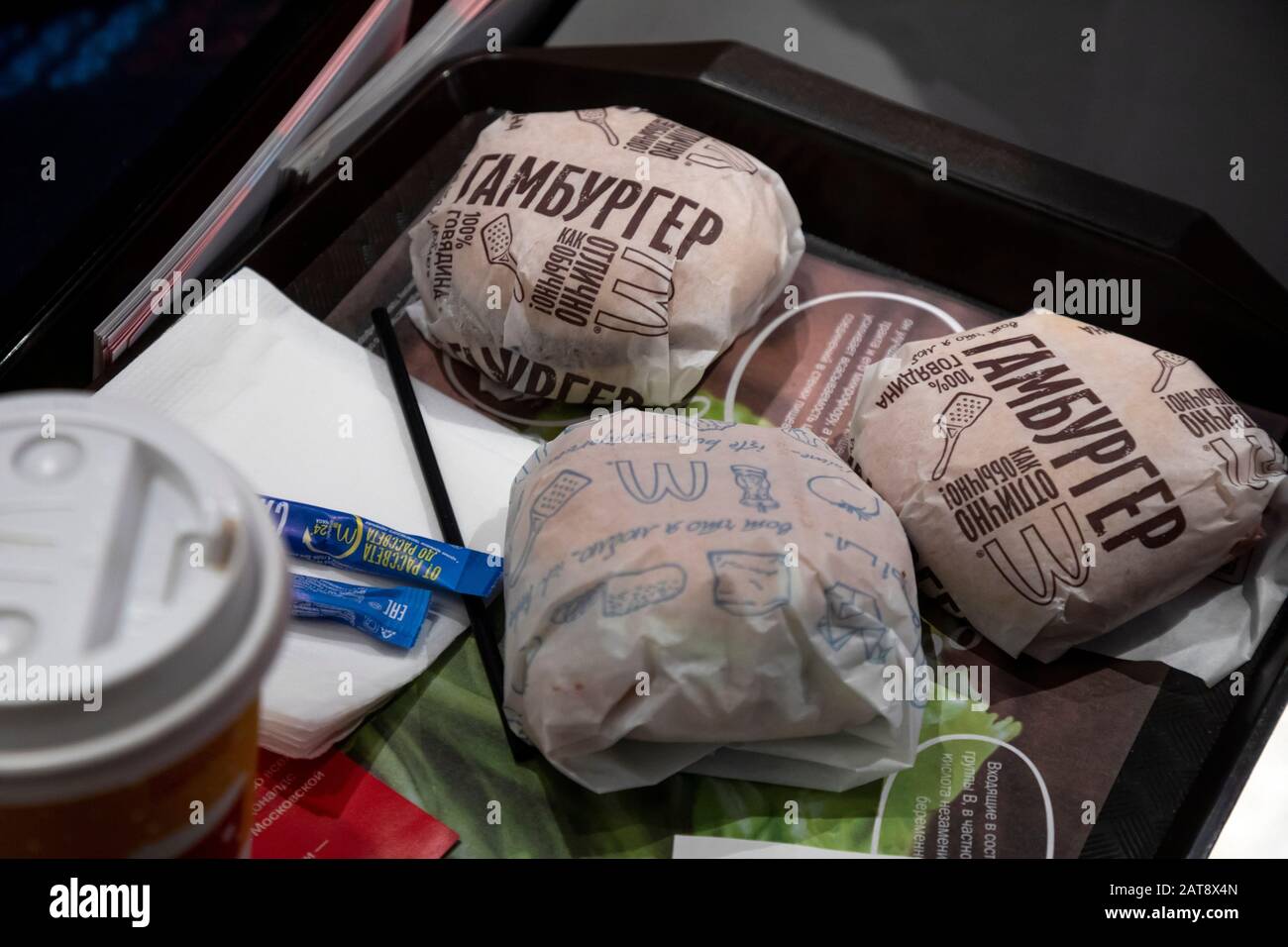 Milchshake und Burger auf einem Tablett