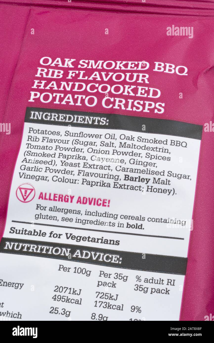 Real Crisps Ltd Kartoffelkrisps-Lebensmittelverpackungen, in denen Informationen zur Ernährungsernährung mit Inhalt, Salz, Fett usw. angezeigt werden. Imbiss-Food-Konzept. Stockfoto