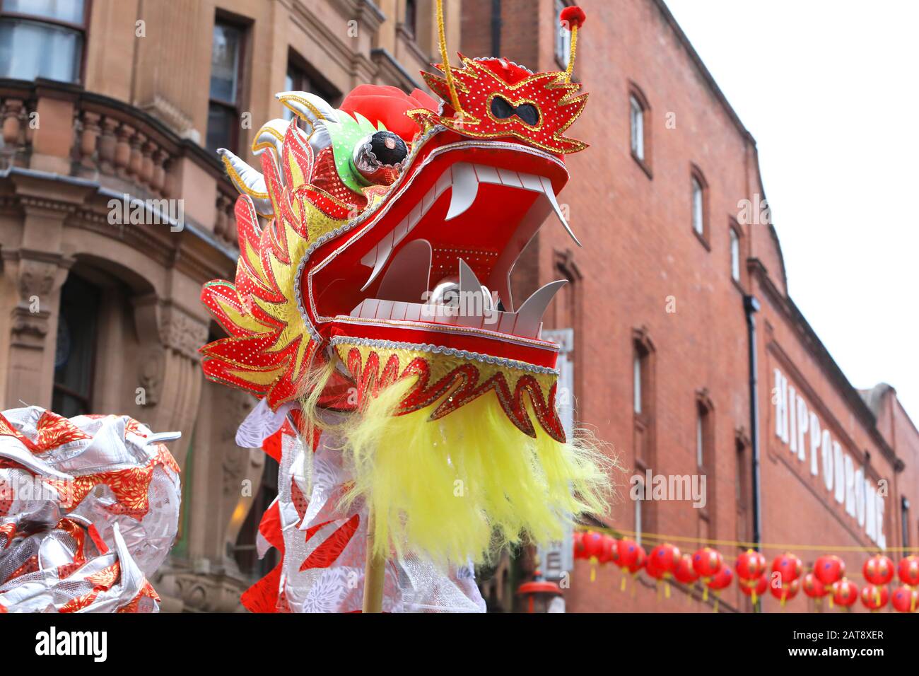 Traditionelle Drachen auf der chinesischen Neujahrsparade 2020, die das Jahr des Ratts, auf der Charing Cross Road, von China Town, in London, Großbritannien einbringt Stockfoto
