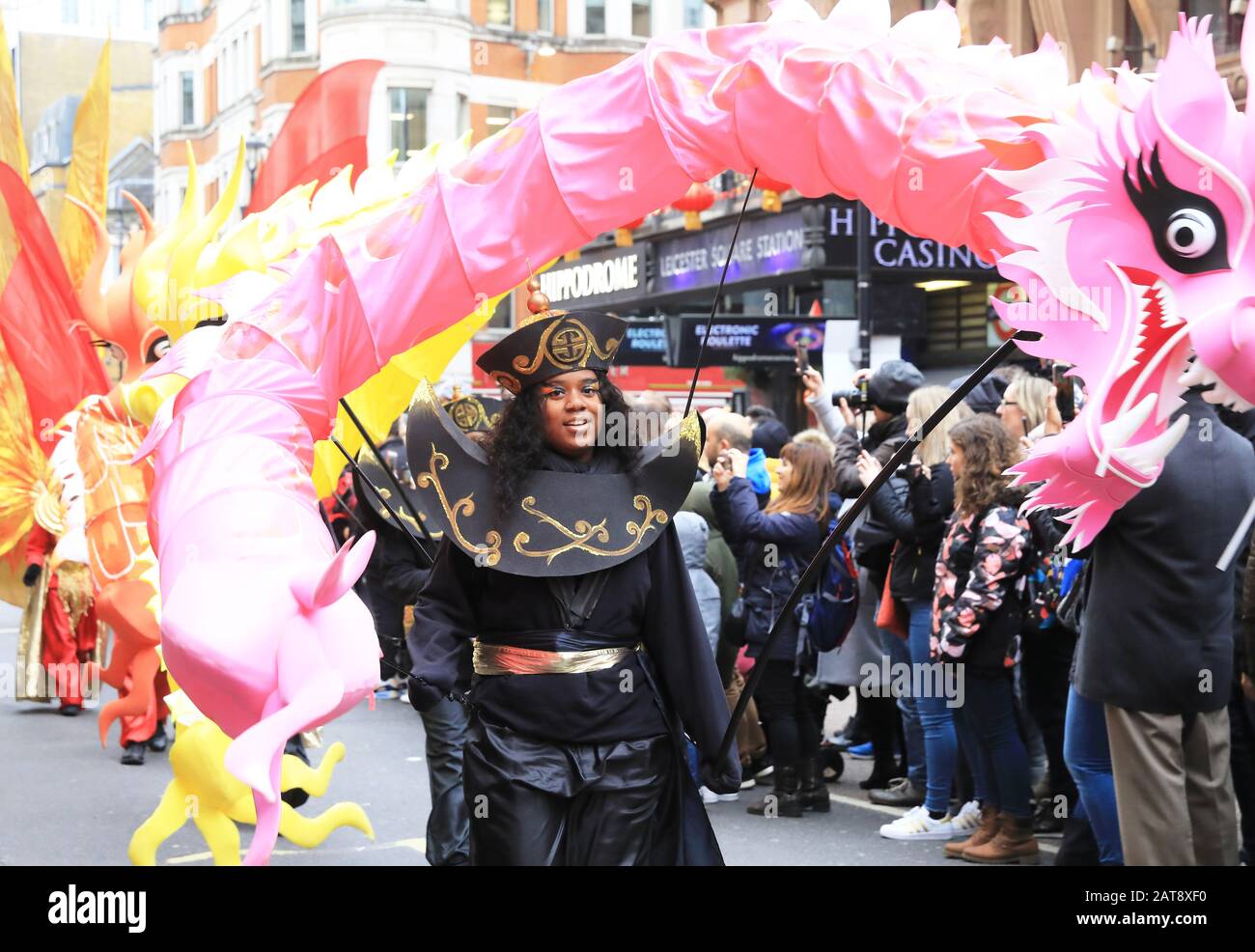 Traditionelle Drachen auf der chinesischen Neujahrsparade 2020, die das Jahr des Ratts, auf der Charing Cross Road, von China Town, in London, Großbritannien einbringt Stockfoto
