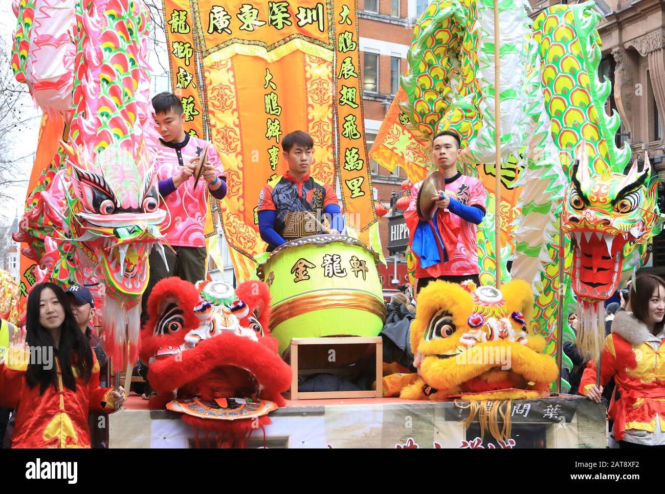 Float im chinesischen Neujahr 2020 wird in London mit der jährlichen Parade gespalten, die das Jahr der Ratte in England, Großbritannien einbringt Stockfoto