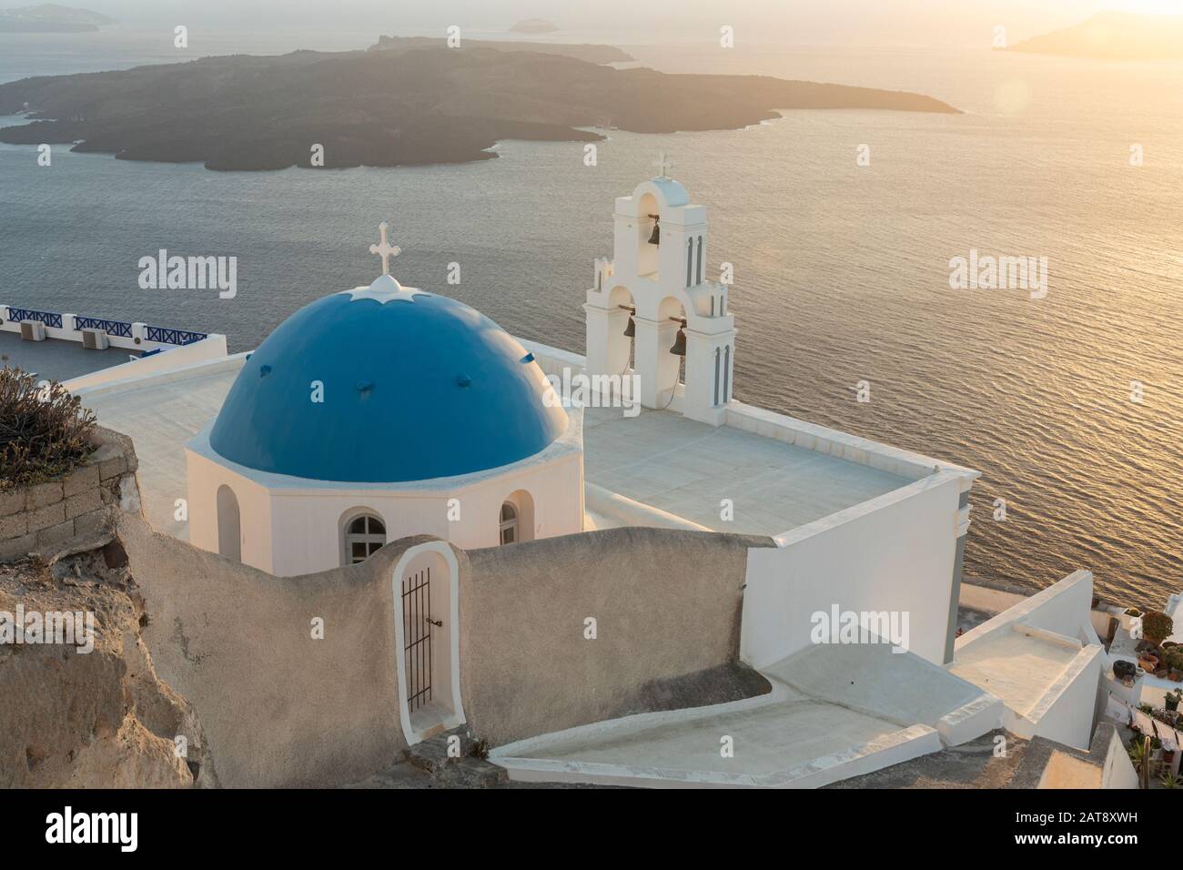 Die orthodoxe Kirche der Jungfrau Maria in Thira Santorini mit Blick auf das Meer über die Caldera Stockfoto