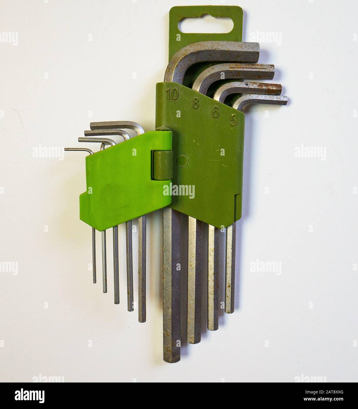Sechseckiger Schlüssel auf weißem Hintergrund. Stockfoto
