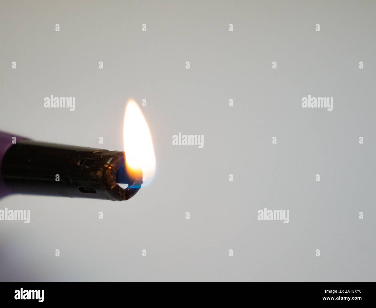 Ein elektronisches Feuerzeug. Den Küchenofen brennen. Stockfoto