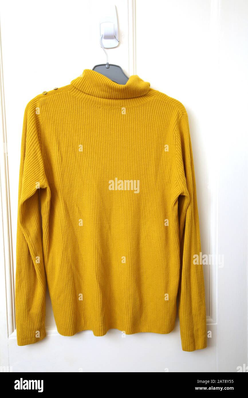 Pullover Mit Geripptem Polokragen, Senfgelb Stockfoto