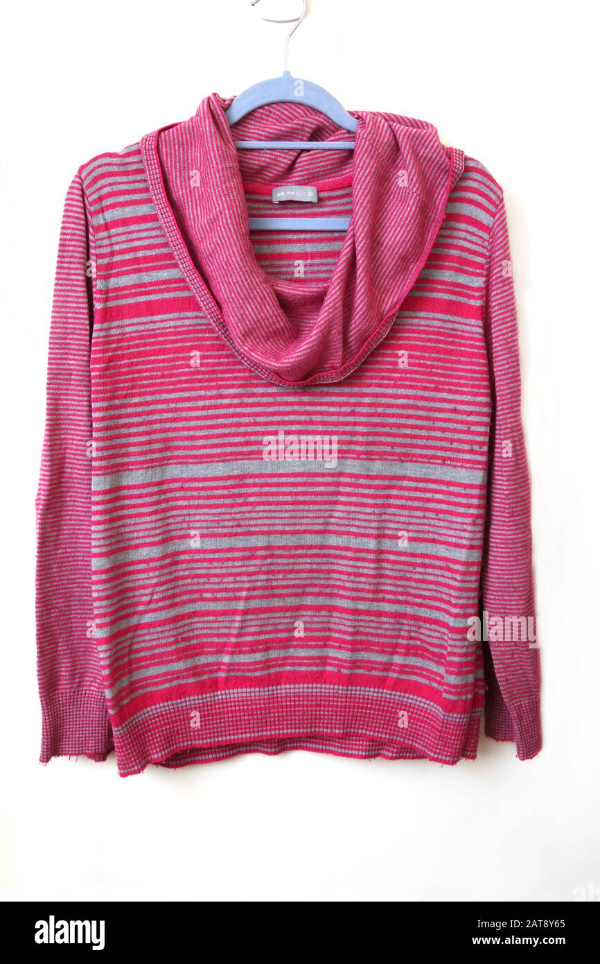 Pullover Mit Pinkfarbenem Streifenmuster Und Wasserfallausschnitt Stockfoto