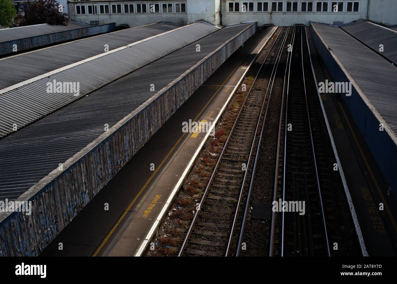 Bild von der Eisenbahnbrücke, die auf einen leeren Hauptbahnhof von Southampton in Hampshire England blickt. Stockfoto