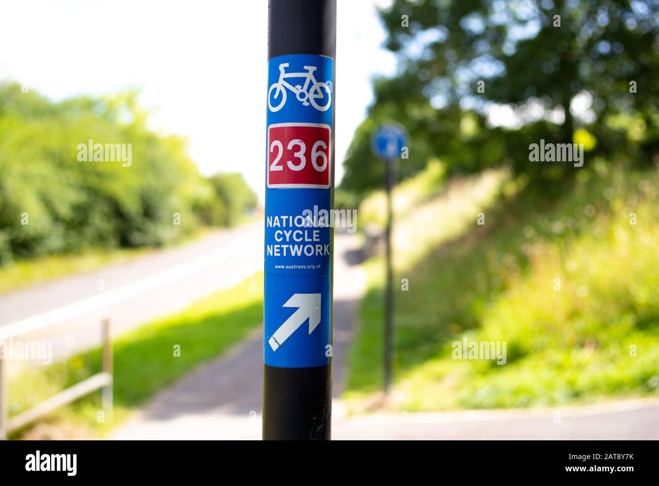 Ein Hinweisschild und eine Wegbeschreibung für das nationale Radnetz Route 236 ins Stadtzentrum von Southampton, die das Gebiet von Totton für Radfahrer und Pendler verbindet. Stockfoto