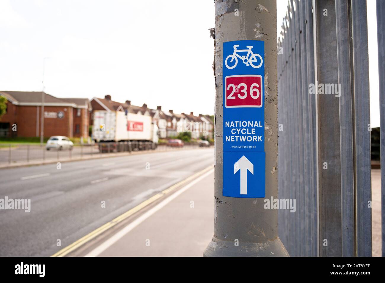 Ein Hinweisschild und eine Wegbeschreibung für das nationale Radnetz Route 236 ins Stadtzentrum von Southampton, die das Gebiet von Totton für Radfahrer und Pendler verbindet. Stockfoto