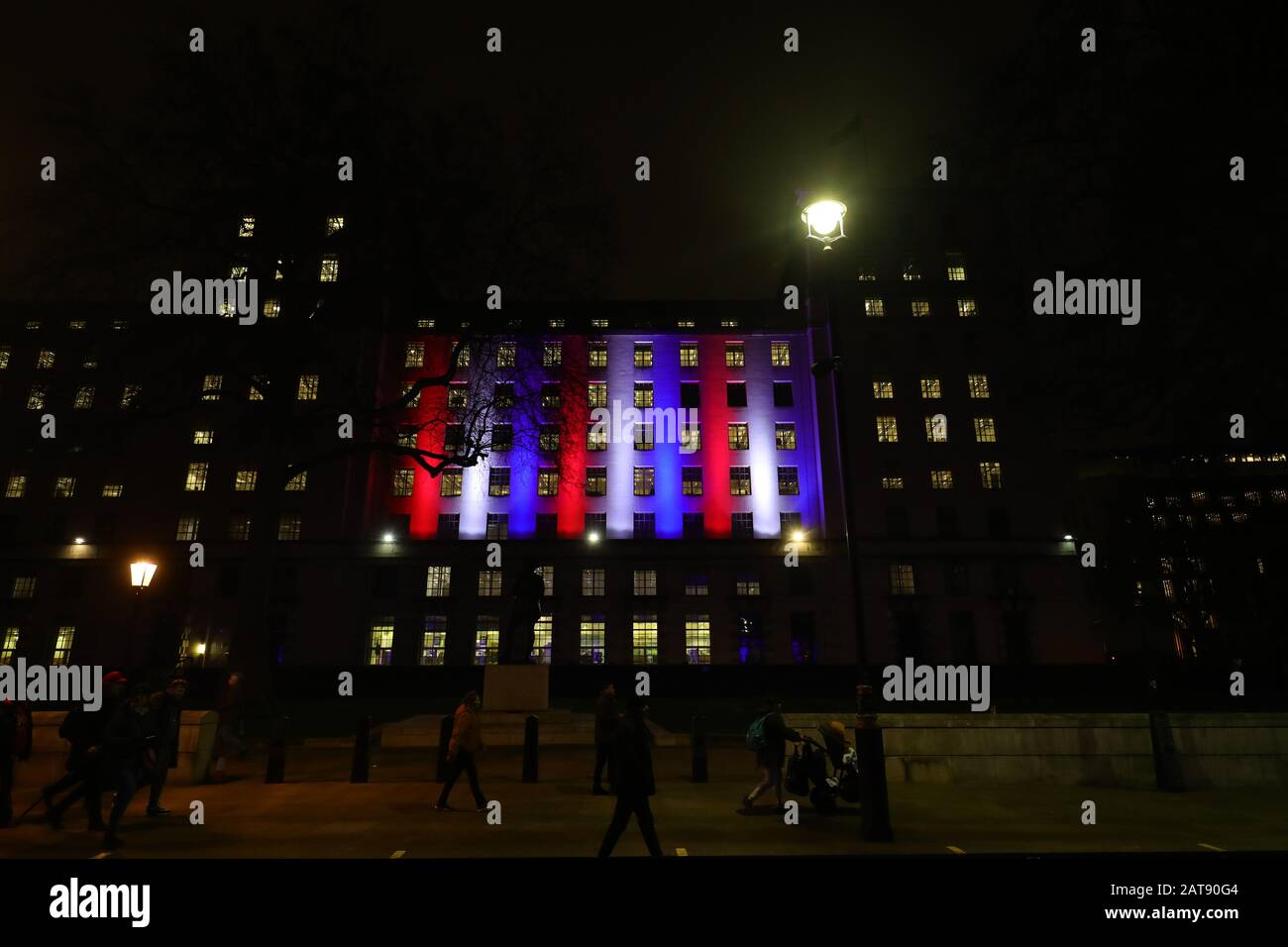 Die Farben der Union Jack leuchten in Whitehall, London, auf, da Großbritannien die Europäische Union nach 47 Jahren verlässt. Stockfoto