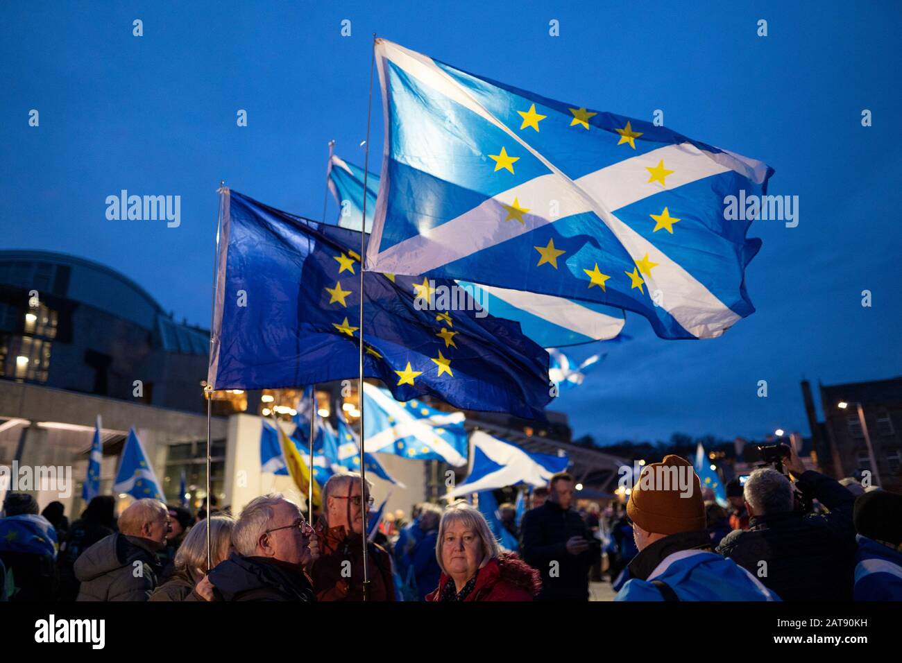 Edinburgh, Schottland, Großbritannien. Januar 2020. In der Brexitnacht versammelten sich Hunderte von gegen Brexit und pro-schottischen Unabhängigkeitsbefürwortern im schottischen Parlament in Holyrood, um "Die EU Bereits Vermisst" zu demonstrieren und Reden zu hören und die Unterstützung der Europäischen Union zu demonstrieren. Iain Masterton/Alamy Live News. Stockfoto