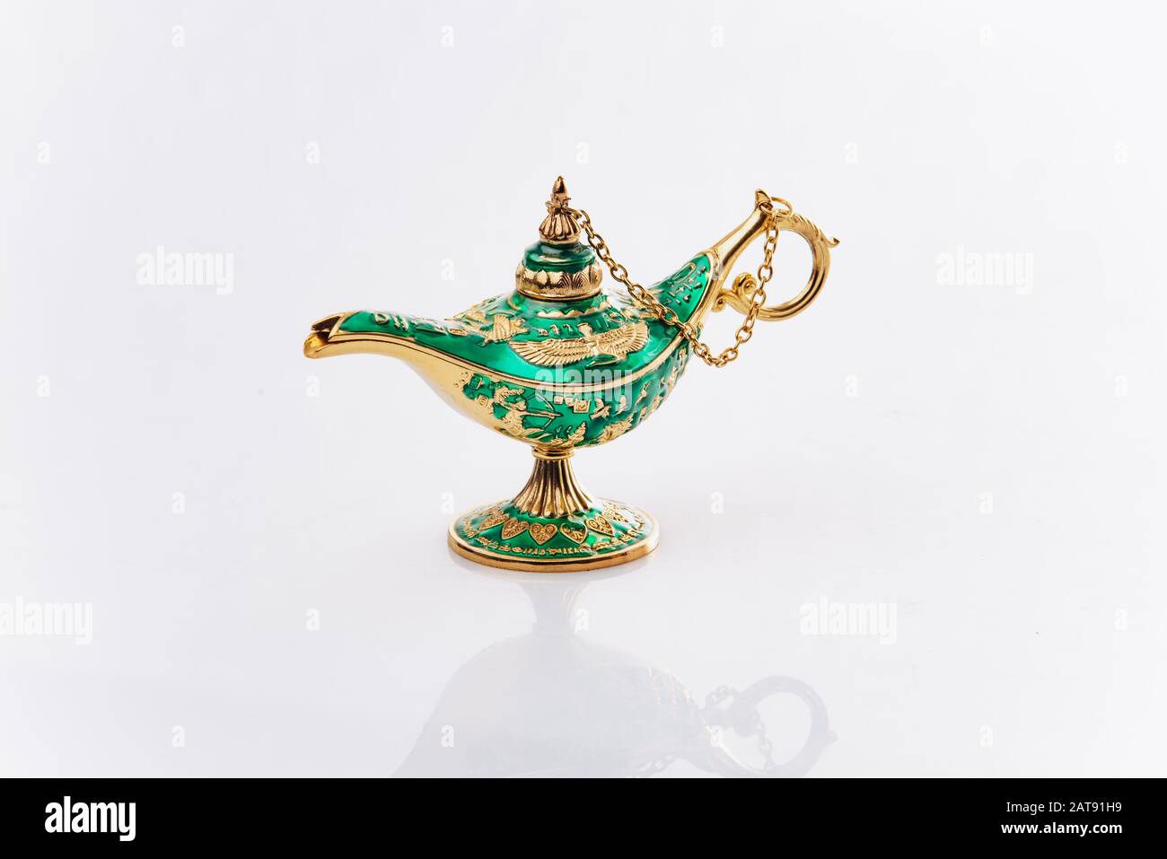Aladdin's Magic genie Lampe auf Weiß isoliert. Aladdin's Lamp ist Grün auf weißem Hintergrund. Stockfoto