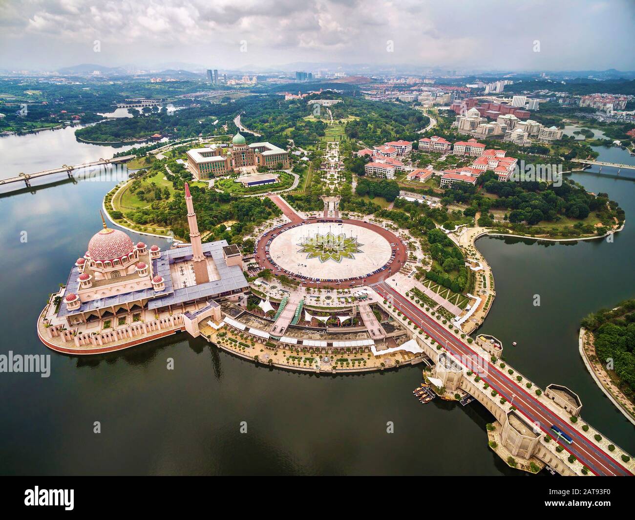 Luftaufnahme von Masjid Putra oder Pink Mosque in Putra Jaya, in der Nähe von Kuala Lumpur, Malaysia. Stockfoto