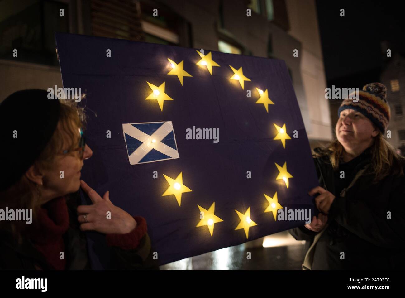 Edinburgh, Großbritannien. Januar 2020. "Die EU Ist Bereits in Verzug", die Brexit Day Protestkundgebung, außerhalb des schottischen Parlaments, die am Abend errichtet wurde, an dem Großbritannien die Europäische Union verlässt. Credit: Jeremy sutton-hibbert/Alamy Live News Stockfoto