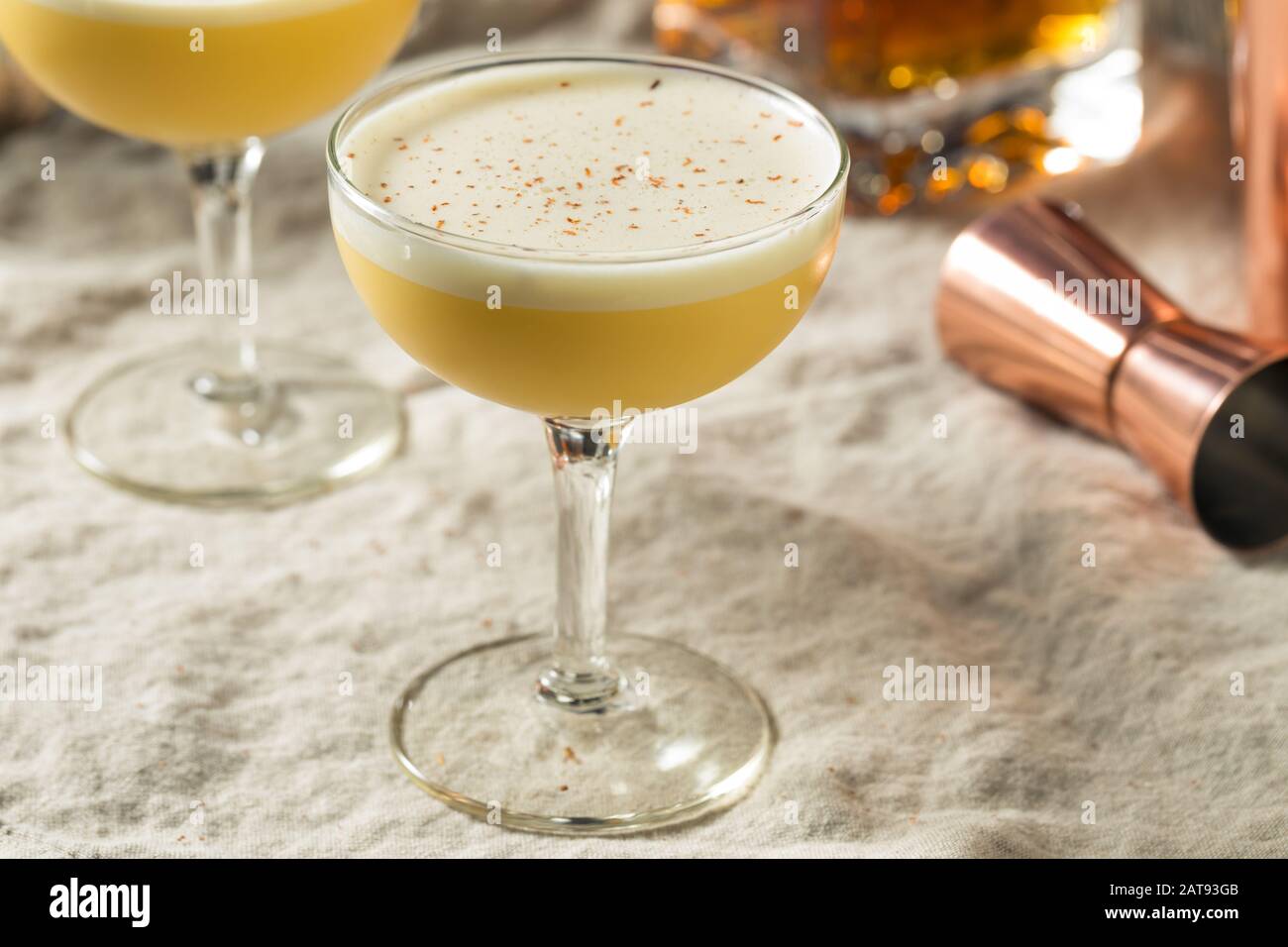 Hausgemachtes Bourbon-Ei-Flip-Cocktail mit Nutmeg Stockfoto