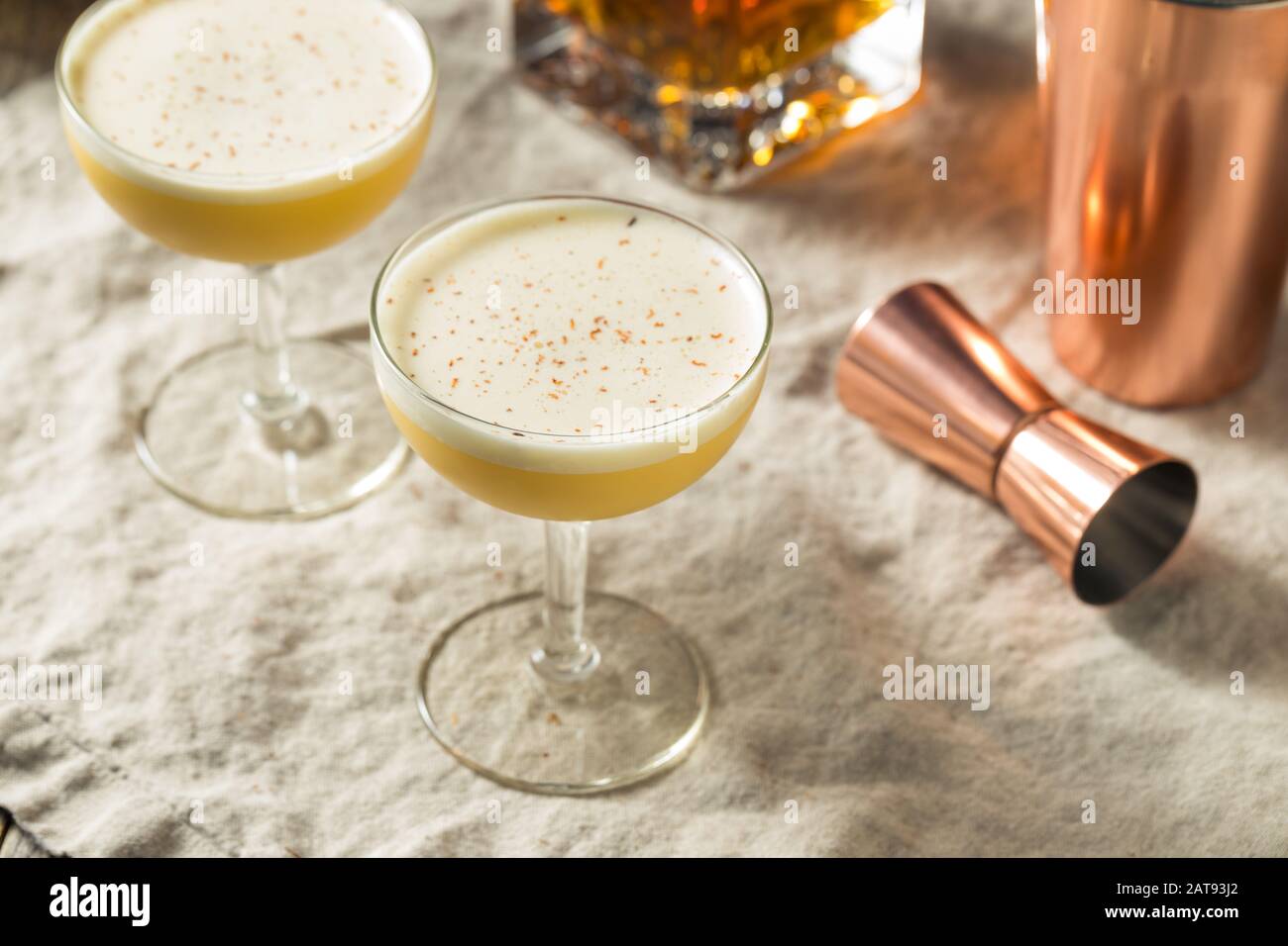 Hausgemachtes Bourbon-Ei-Flip-Cocktail mit Nutmeg Stockfoto