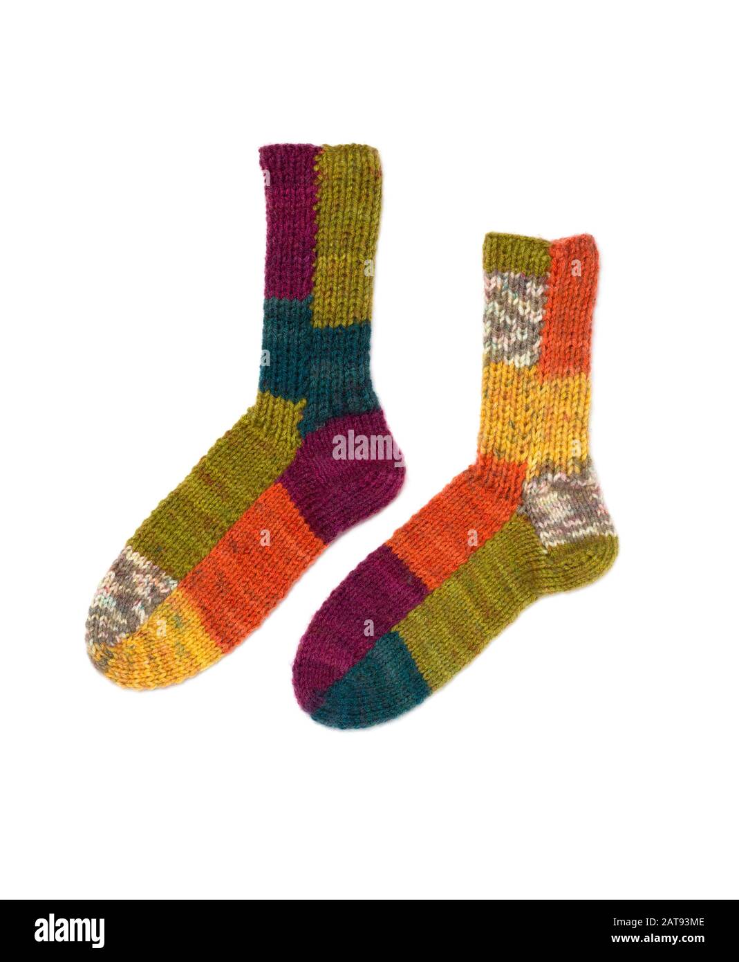 Socken Winter warmes Wollstrick isoliert auf weißem Hintergrund. Gestrickte Bunte Wollsocken. Farbige Socken. Stockfoto