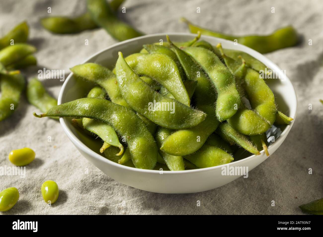 Gekochte grüne organische Edamame Bohnen mit Meersalz Stockfoto