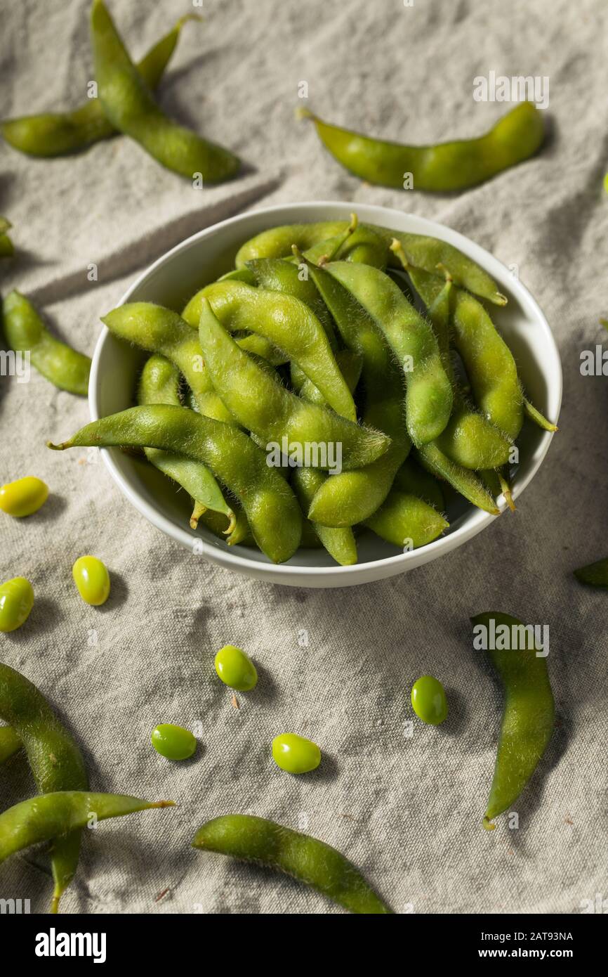 Gekochte grüne organische Edamame Bohnen mit Meersalz Stockfoto