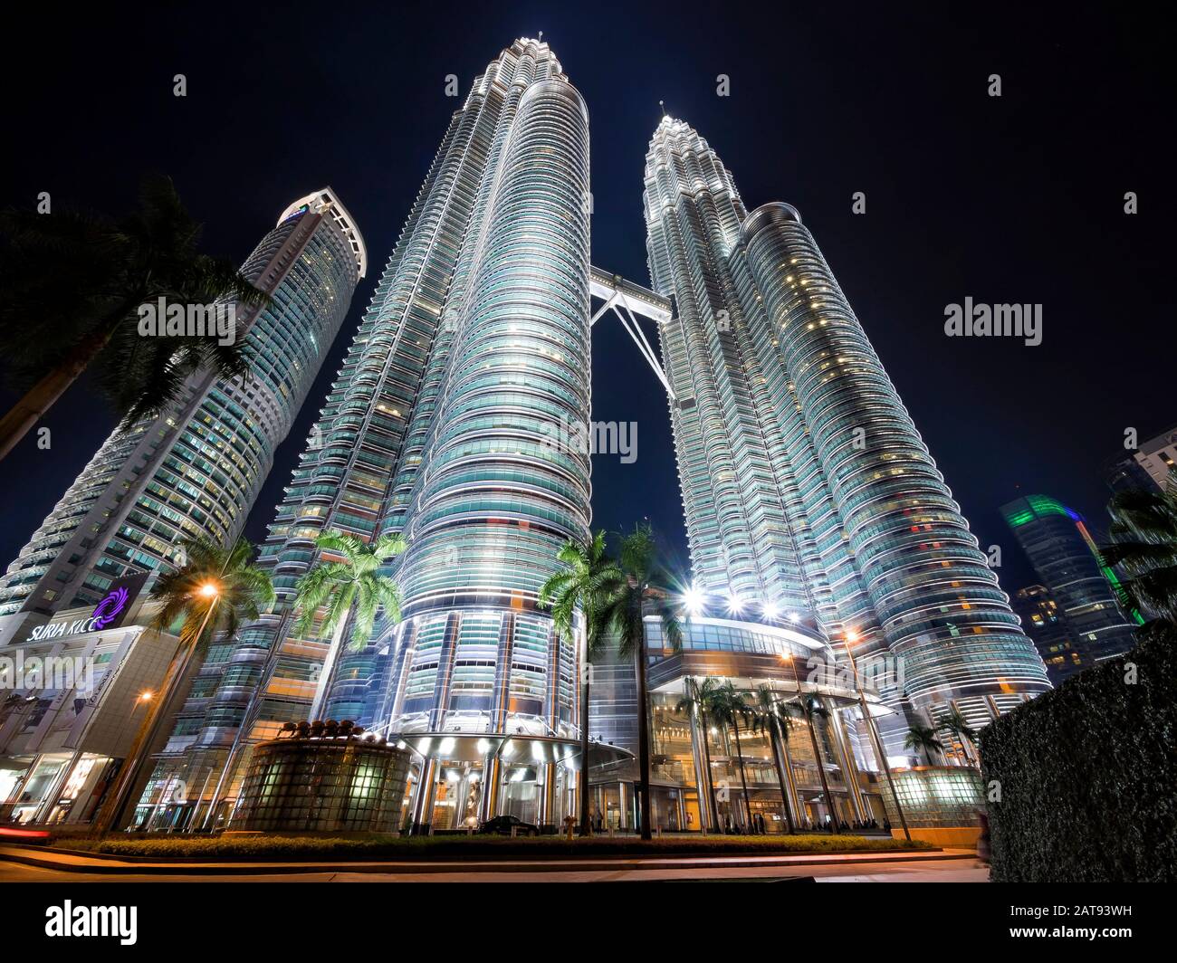 Blick auf die berühmten Petronas Towers, die nachts in Kuala Lumpur, Malaysia, angezündet wurden. Stockfoto