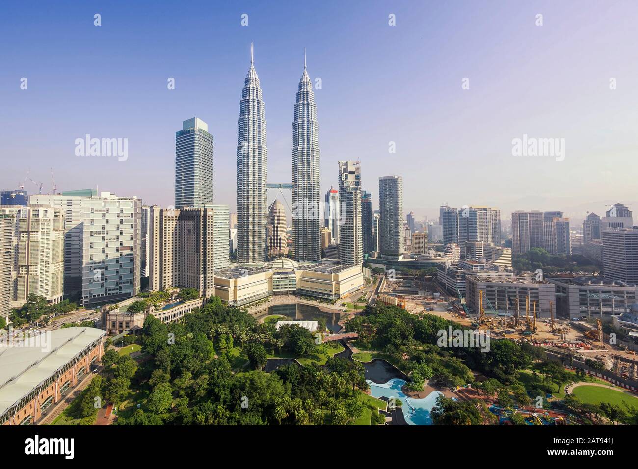 Blick auf die Petronas Towers und die Skyline von Kuala Lumpur während des Tages in Kuala Lumpur, Malaysia. Stockfoto