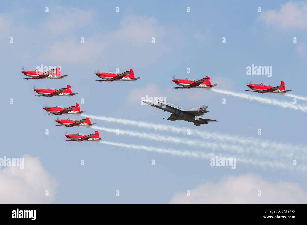 Swiss Air Force F/A-18C Hornet und PC-7 Aerobatic Team auf dem Bild 2018 Royal International Air Tattoo an RAF Fairford in Gloucestershire. Stockfoto