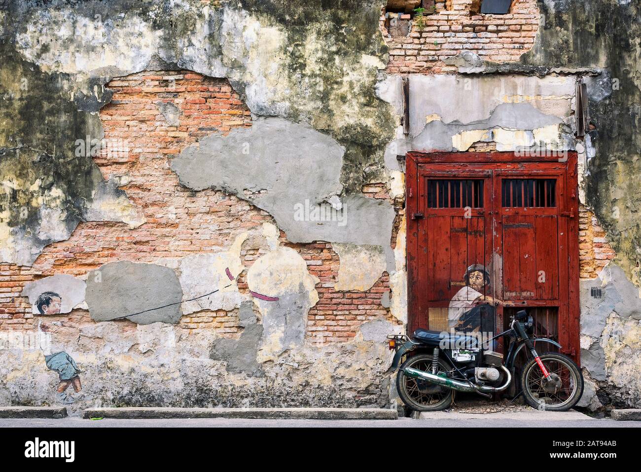 Berühmter Street Art Mural Boy auf einem Fahrrad des litauischen Künstlers Ernest Zacharevic in Georgetown, Penang, Malaysia. Stockfoto