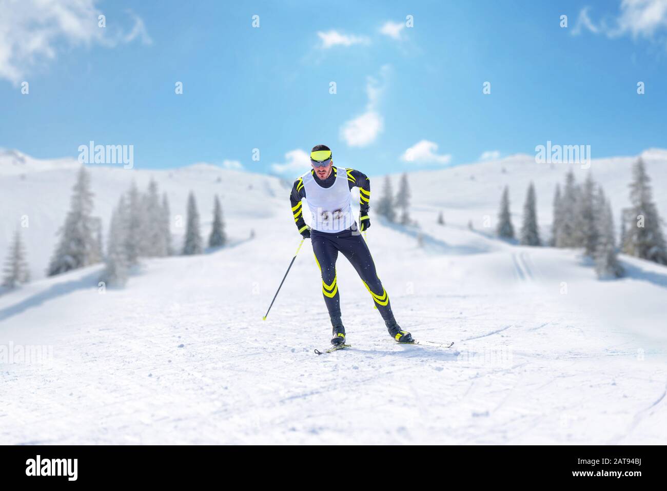 Nordische Skifahrerin auf dem Querfeldeinrennen in Laufposition Stockfoto