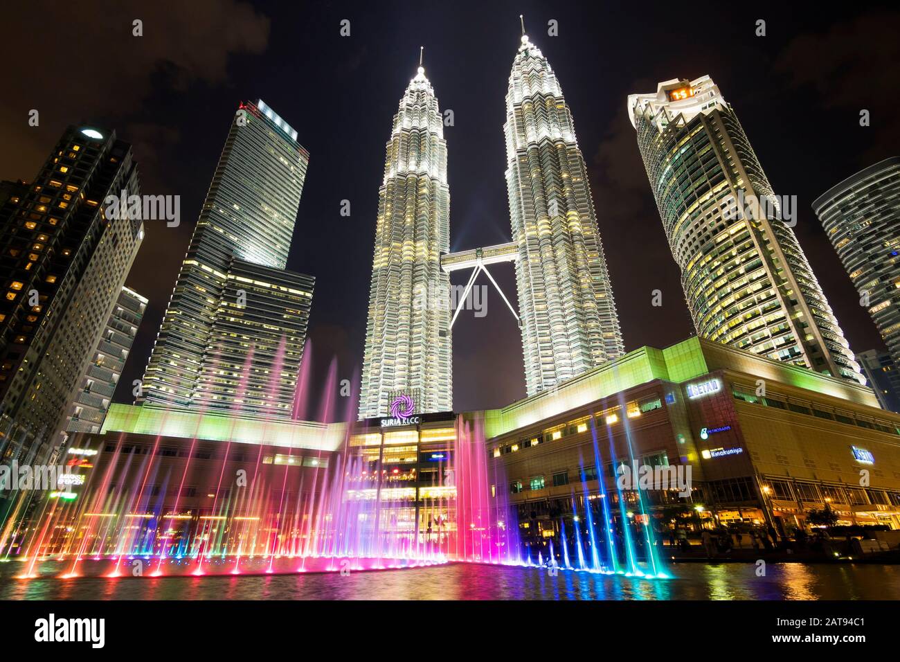 Blick auf die berühmten Petronas Towers in der Nacht in Kuala Lumpur, Malaysia. Stockfoto