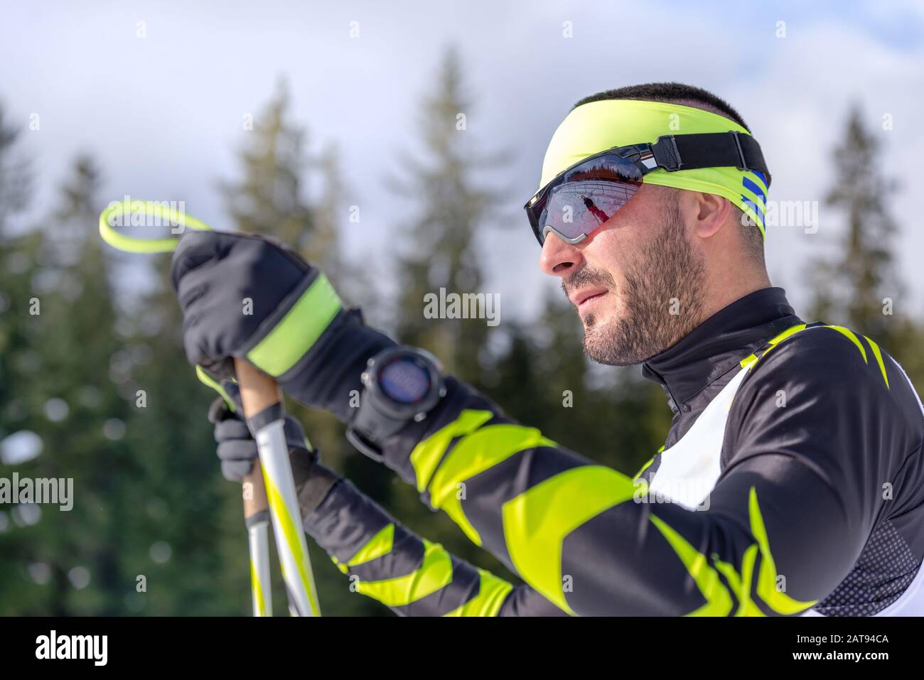 Profil eines männlichen nordischen Skifahrers im Skilangrennen Stockfoto