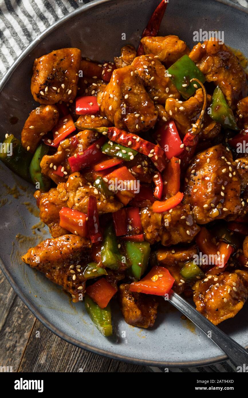 Hausgemachtes Würziges Szechuan-Huhn mit Pfeffern und Reis Stockfoto