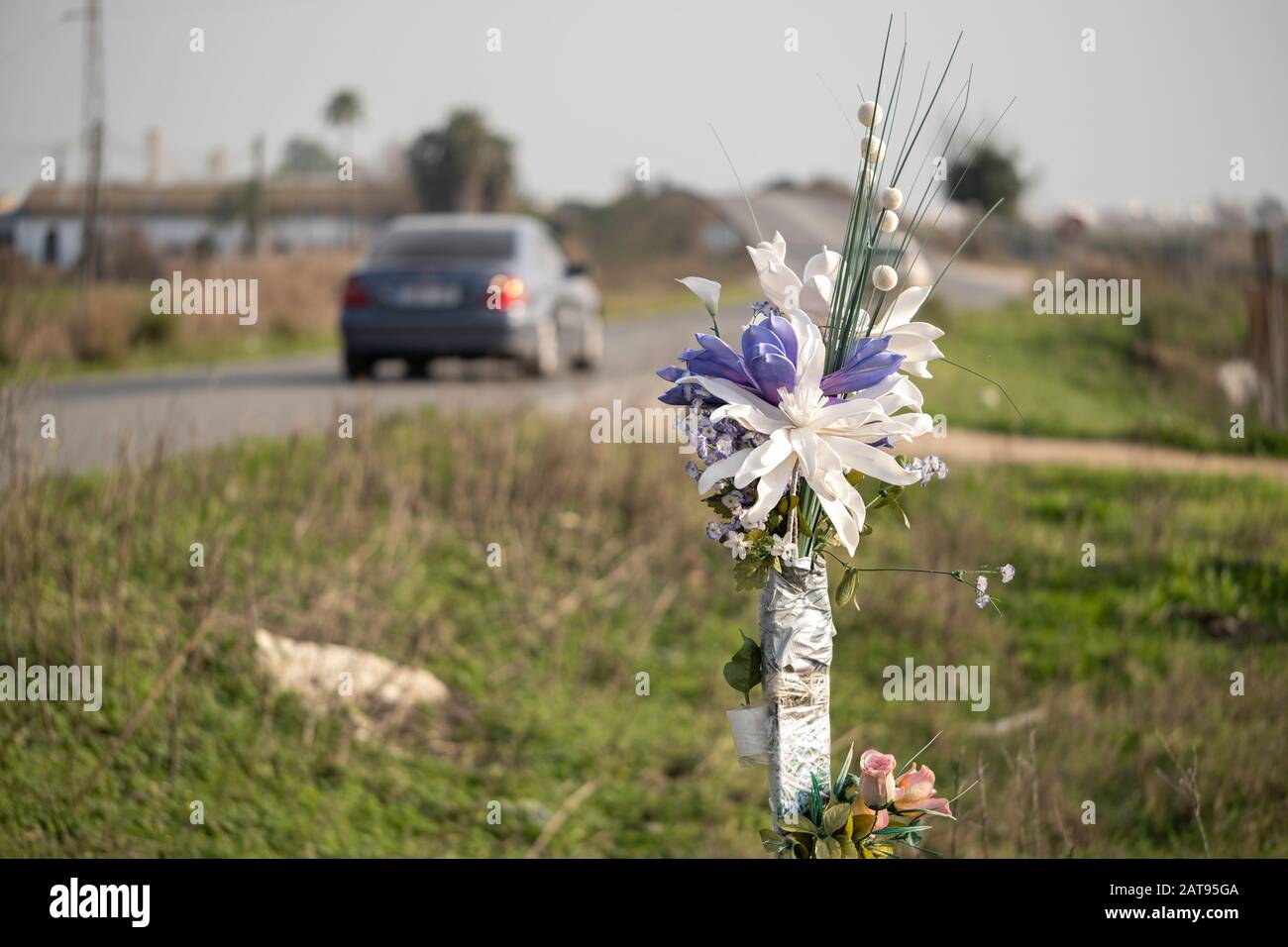Gedenk-Blumenstrauß an der Unfallstelle Stockfoto
