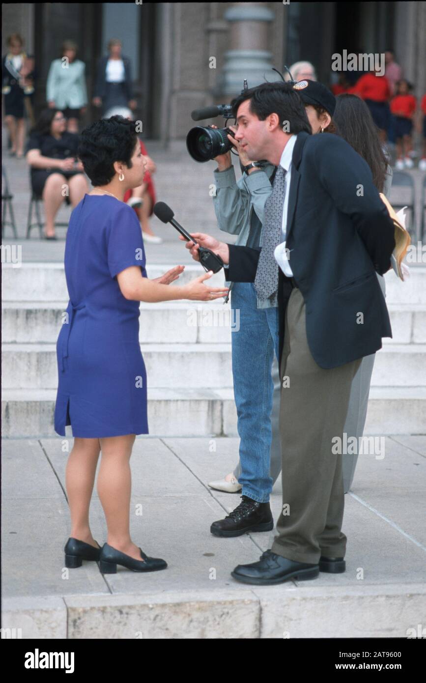 Austin, Texas: Die Crew der Fernsehnachrichten interviewt Frau beim Protest in Capitol. ©Bob Daemmrich Stockfoto