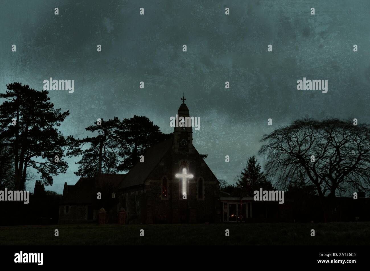 Eine spottige Kirche mit einem leuchtenden Kreuz in der Nacht. Mit einem digitalen Farbeffekt. Mit einer Grunge, strukturierter Bearbeitung. Stockfoto