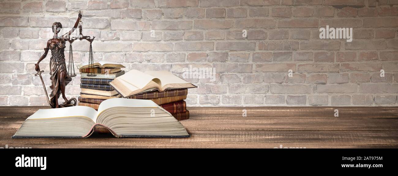 Ein Bild von einem Themis statue stehend an Bücher Hintergrund Stockfoto