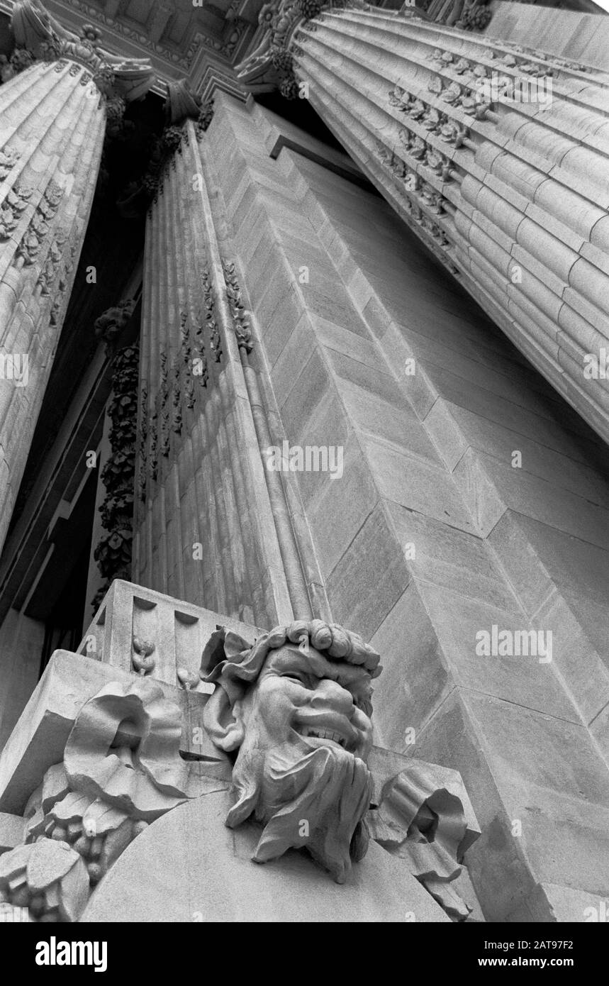 PARIS GRAND PALAIS SÄULEN- UND KOPFBILDHAUERDETAILS - PARISER KUNST - PARISER ARCHITEKTURPLASTIK - PARIS XIX JAHRHUNDERT - SCHWARZ-WEISS-SILBERFILM-BILD © FRÉDÉRIC BEAUMONT Stockfoto