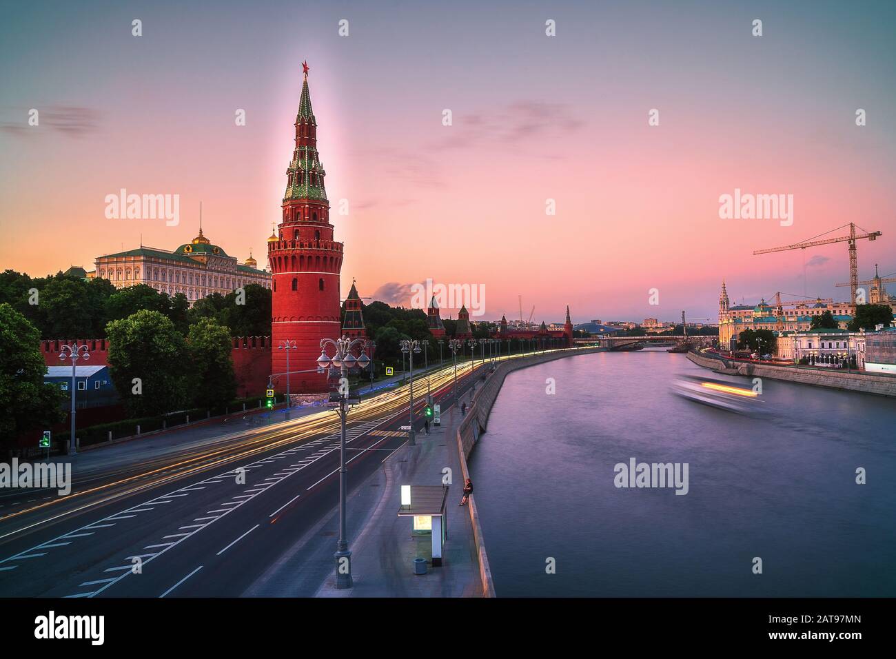 Russland Moskau - 15. Juni 2019: Nächtlicher Blick auf den Moskauer Kreml, Kreml-Embankment, Ampeln, Moskau-Fluss nachts in Moskau, Russland. Stockfoto